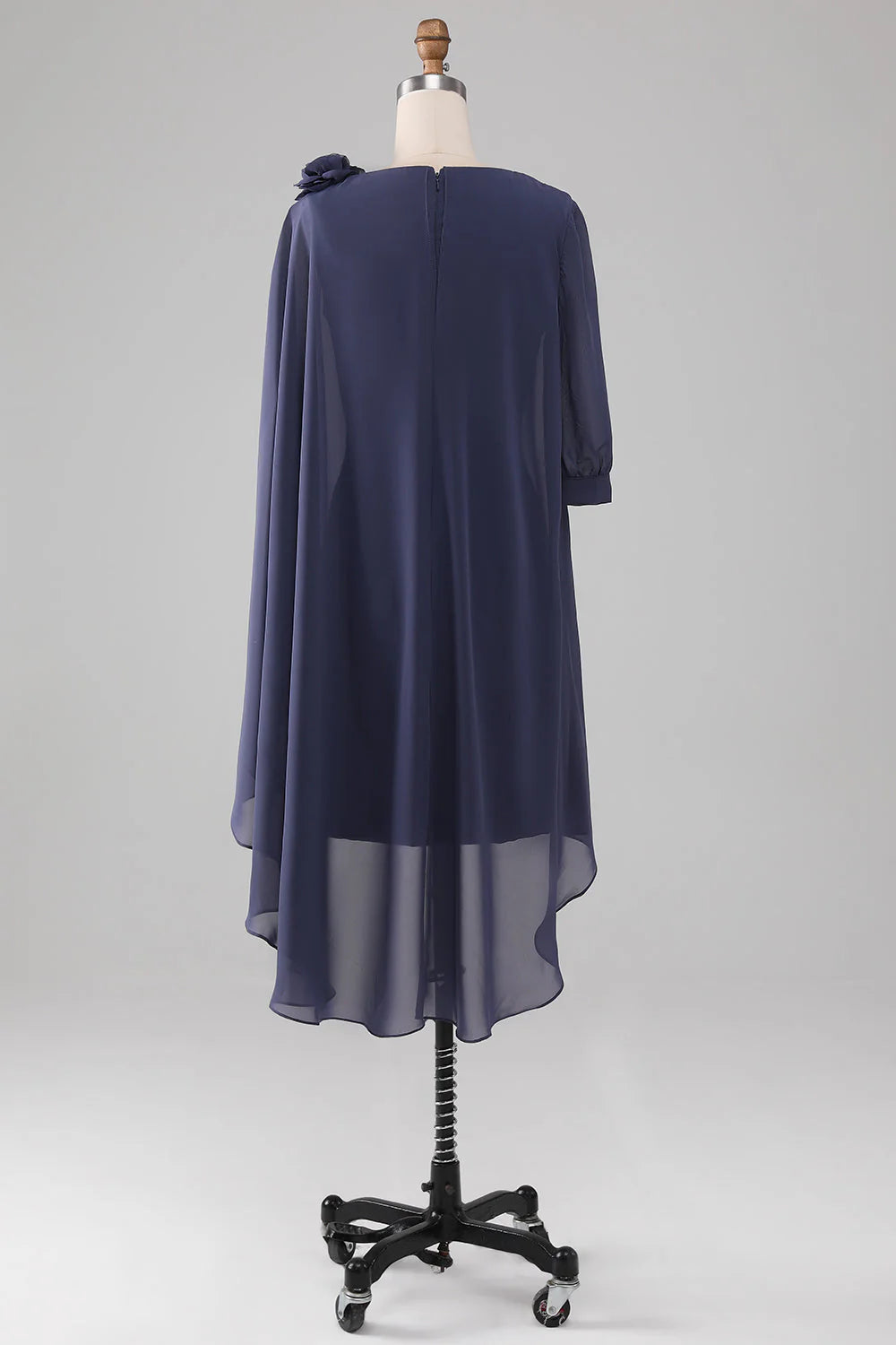 Robe de mère de la mariée en mousseline de soie, longueur genou, avec perles et décolleté plongeant